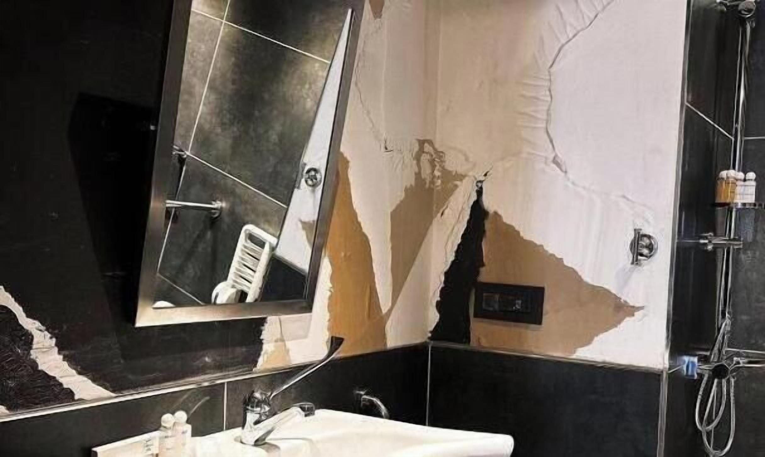Quarto, 1 cama Queen, acessível, para não fumantes | Banheiro | Ducha de hidromassagem, produtos de toalete grátis, secador de cabelo 