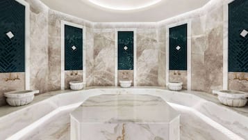 Een sauna, een stoombad, een Turks bad/hammam, sportmassages, body wraps