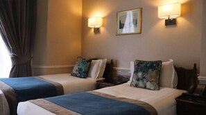 Twin Room, 2 Single Beds | Bathroom