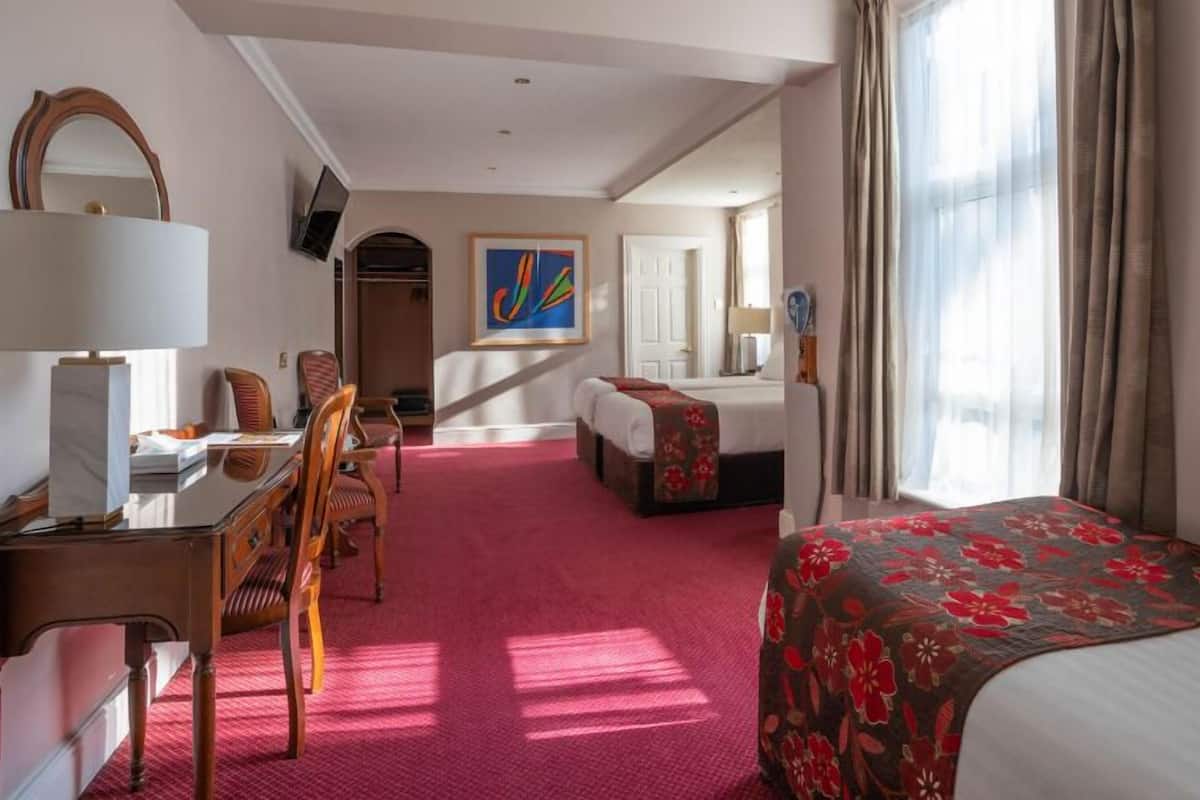 Chambre triple familiale | Coffre-fort, bureau, fer et planche à repasser, accès au Wi-Fi (inclus)