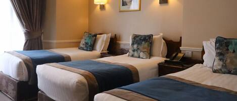 Camera tripla | Una cassaforte in camera, una scrivania, ferro/asse da stiro