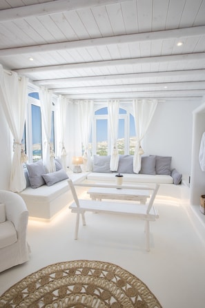 Deluxe Suite | Living room | TV