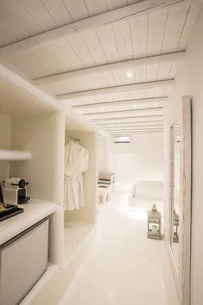 Comfort Suite (Outdoor Spa Bath) | Living area | TV