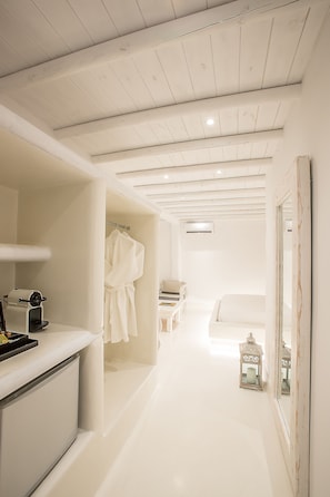 Comfort Suite (Outdoor Spa Bath) | Living area | TV