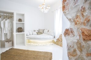 Premium Suite | In-room safe, soundproofing, iron/ironing board, free WiFi