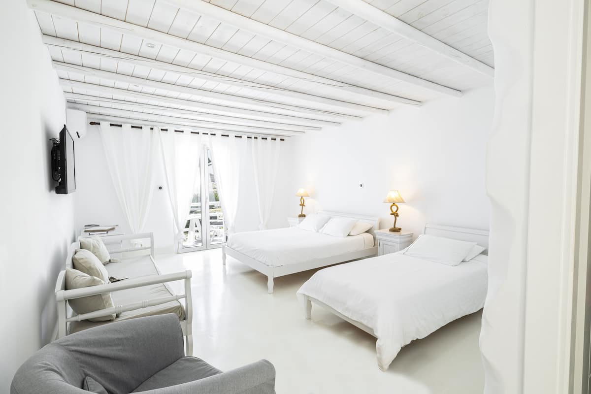 Habitación triple | Caja de seguridad en la habitación y insonorización