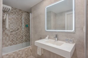 Tina profunda, regadera tipo lluvia, amenidades de baño gratuitas 