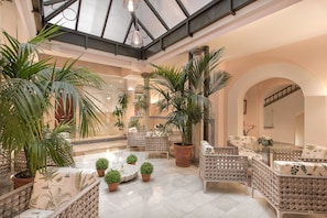 Coin salon dans le hall
