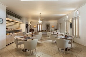 包含每日自助早餐