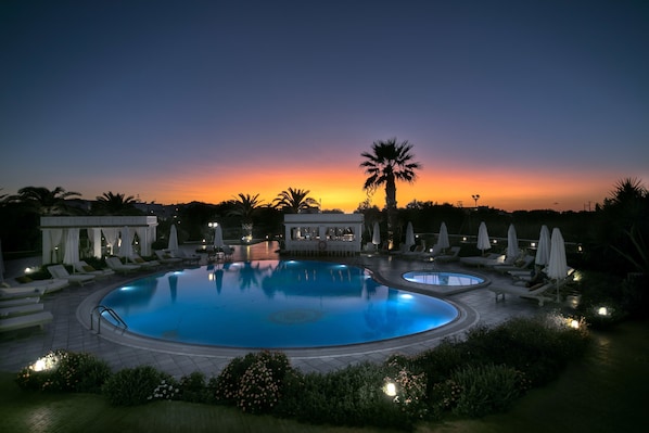 Outdoor pool, pool umbrellas, sun loungers