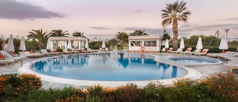 Útilaug, sólhlífar, sólstólar