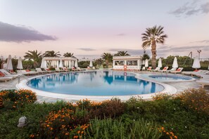 室外游泳池，池畔遮阳伞，日光浴躺椅