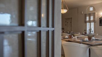 Se sirven desayunos, comidas y cocina griega con vista a la alberca