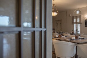 Se sirven desayunos y almuerzos; cocina griega; junto a la piscina