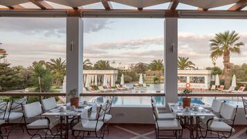 FrĂŒhstĂŒck, Mittagessen, griechische KĂŒche, Blick auf den Pool
