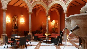Lobby sitting area - Hotel Santo Domingo Lucena (Lucena)