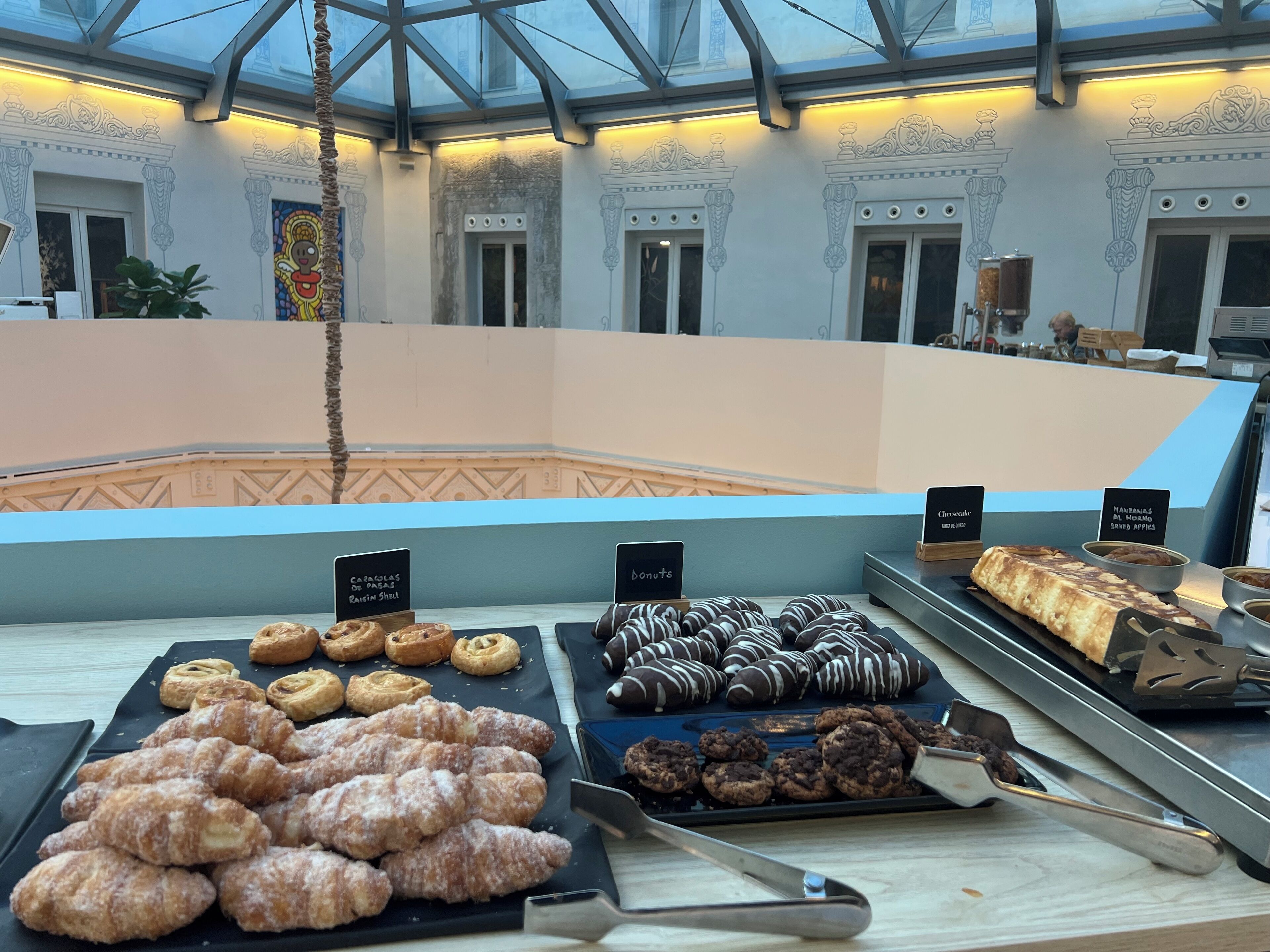 Se ofrece un desayuno bufé todos los días (por un coste adicional)