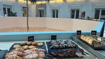 Se ofrece un desayuno bufé todos los días (por un coste adicional)