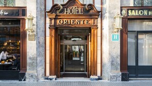 Entrada de un hotel con un letrero que dice "HOTEL ORIENTE" y un arco.