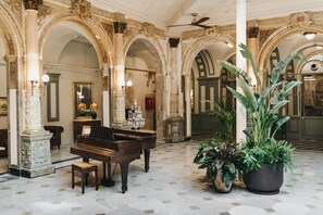 Reception - Oriente Atiram (Barcelona)