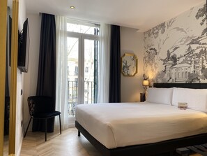 Caja de seguridad en la habitación, escritorio y cortinas blackout 