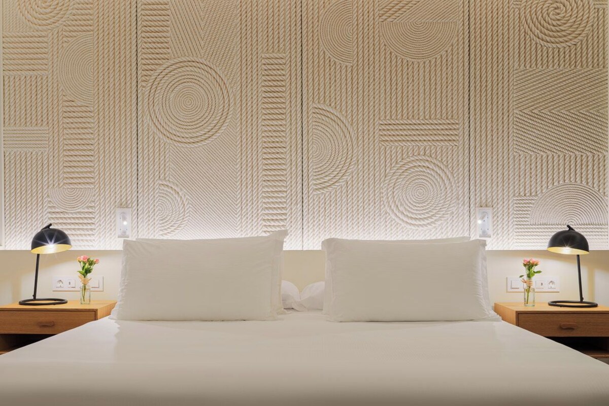 In-room safe, WiFi (free), alarm clocks