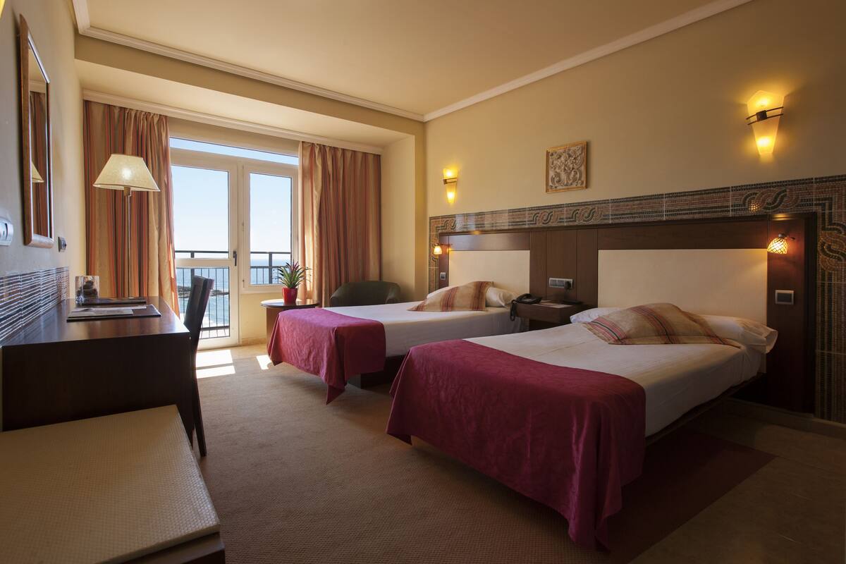 In-room safe, WiFi (free), alarm clocks