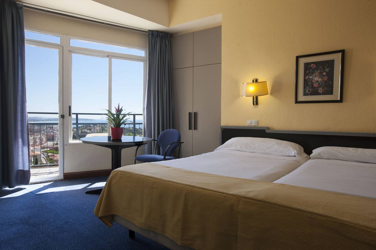 In-room safe, WiFi (free), alarm clocks