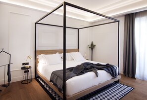 Junior Suite | Minibar, in-room safe, desk, blackout drapes - One Shot Reina Victoria (Valencia)