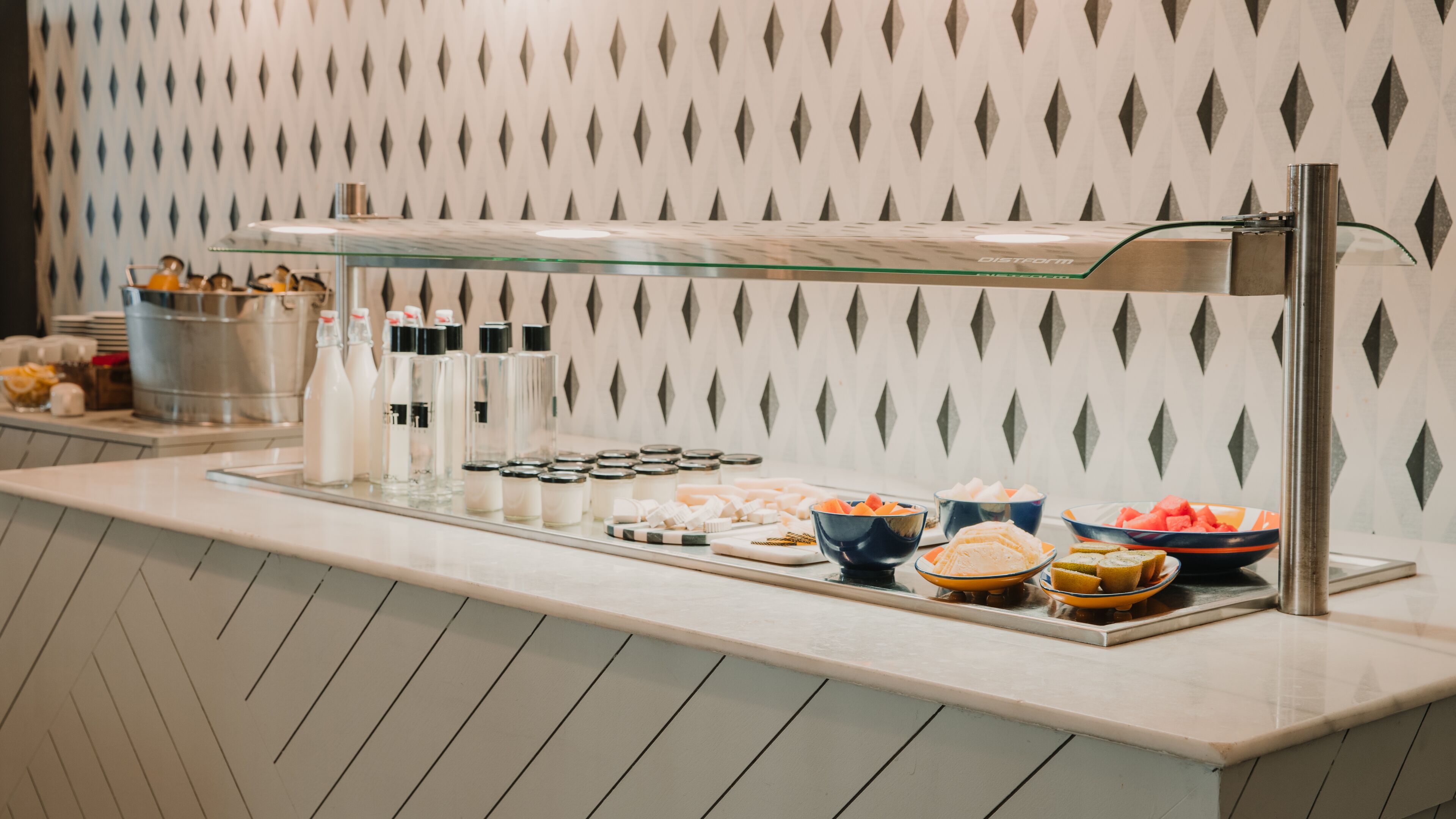 Una mesa de mármol con una variedad de alimentos y condimentos para un bufé.