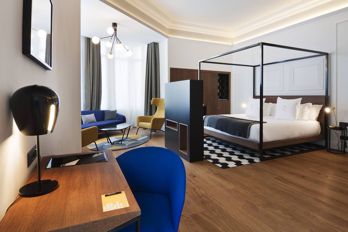 Grand Suite | Minibar, in-room safe, desk, blackout drapes