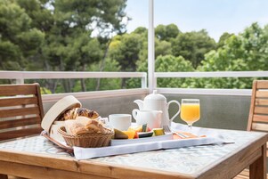 Se ofrece un desayuno bufé todos los días (15.50 EUR por persona)