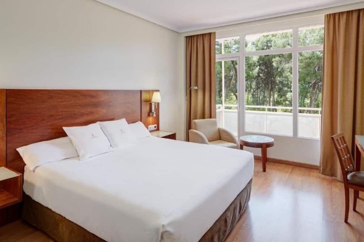 Minibar, in-room safe, desk, soundproofing
