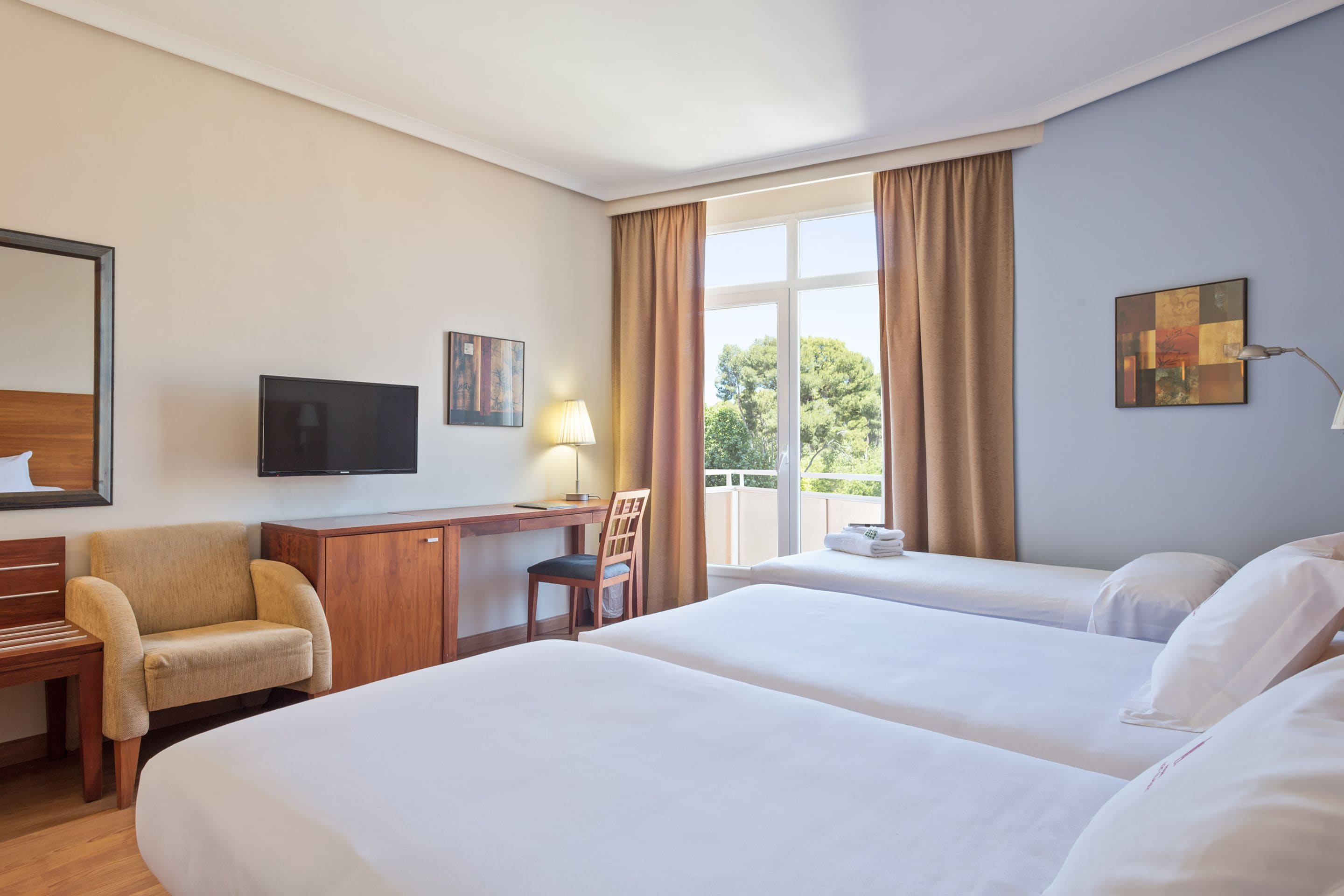 family room, bathtub | minibar, in-room safe, desk, soundproofing