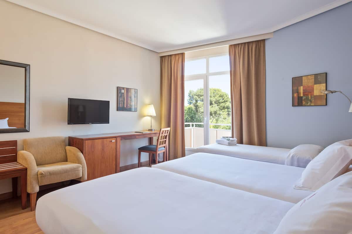 family room, bathtub | minibar, in-room safe, desk, soundproofing