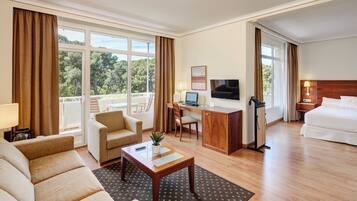 Junior suite, bad | Een minibar, een kluis op de kamer, een bureau, geluiddichte muren