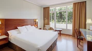 Standard Room, Bathtub | Minibar, in-room safe, desk, soundproofing