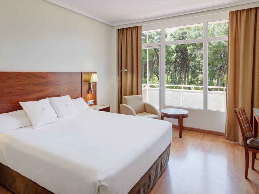 Standard Room, Bathtub | Minibar, in-room safe, desk, soundproofing
