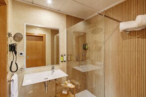 Junior Suite, Bathtub | Bathroom | Combined shower/tub, hair dryer, towels - Hotel Sercotel Los Llanos (Albacete)