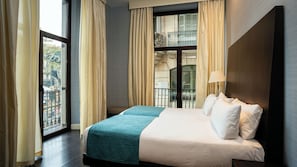 Comfort-huone (cool Ramblas views twin 1 or 2 pax) | Tallelokero huoneessa, yksilöllisesti kalustettu, pimennysverhot