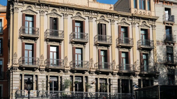 Un edificio histórico con balcones ornamentales y un letrero que indica que es un hotel internacional.
