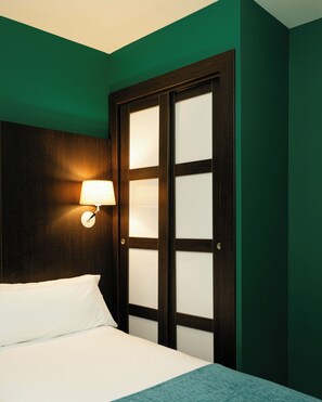 Cofres nos quartos, individualmente mobiliados, cortinas blackout