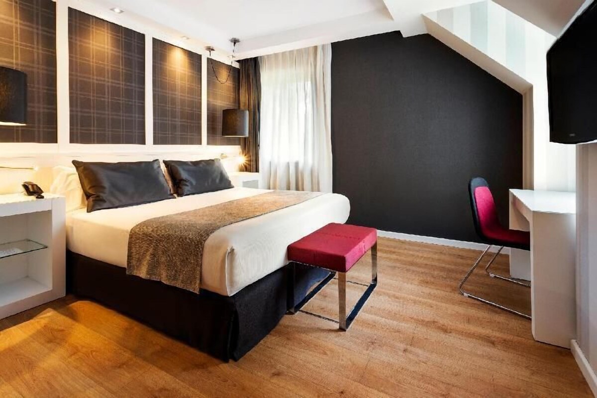 Een minibar, een kluis op de kamer, een bureau, gratis babybedden