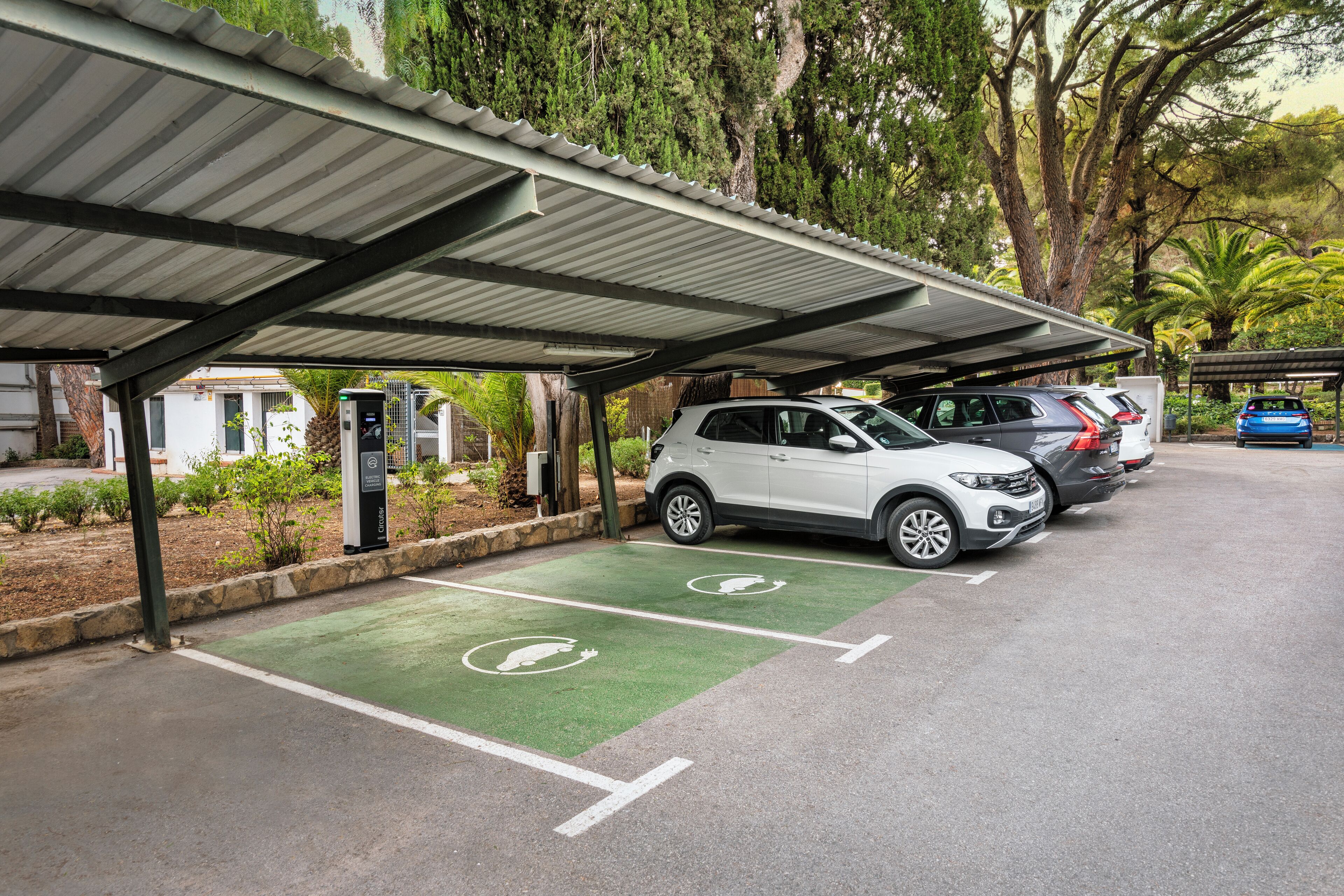 self-parking (surcharge) 16 per day