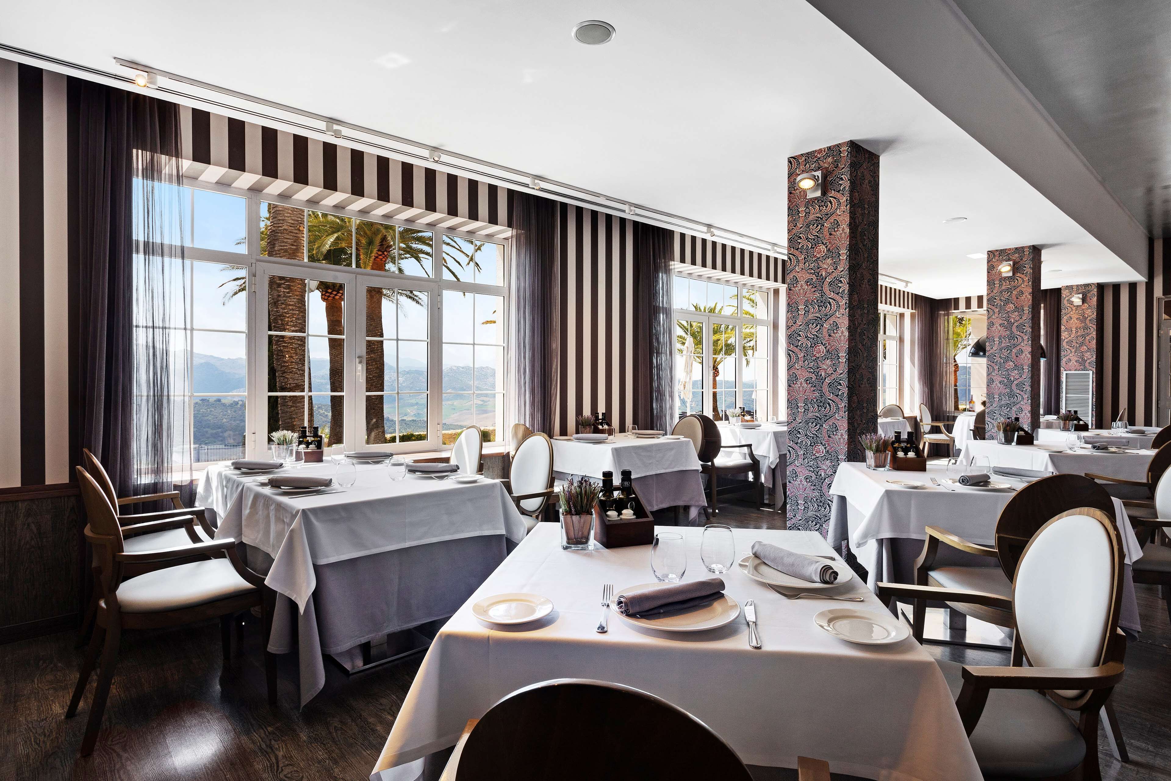 lunch and dinner served, international cuisine