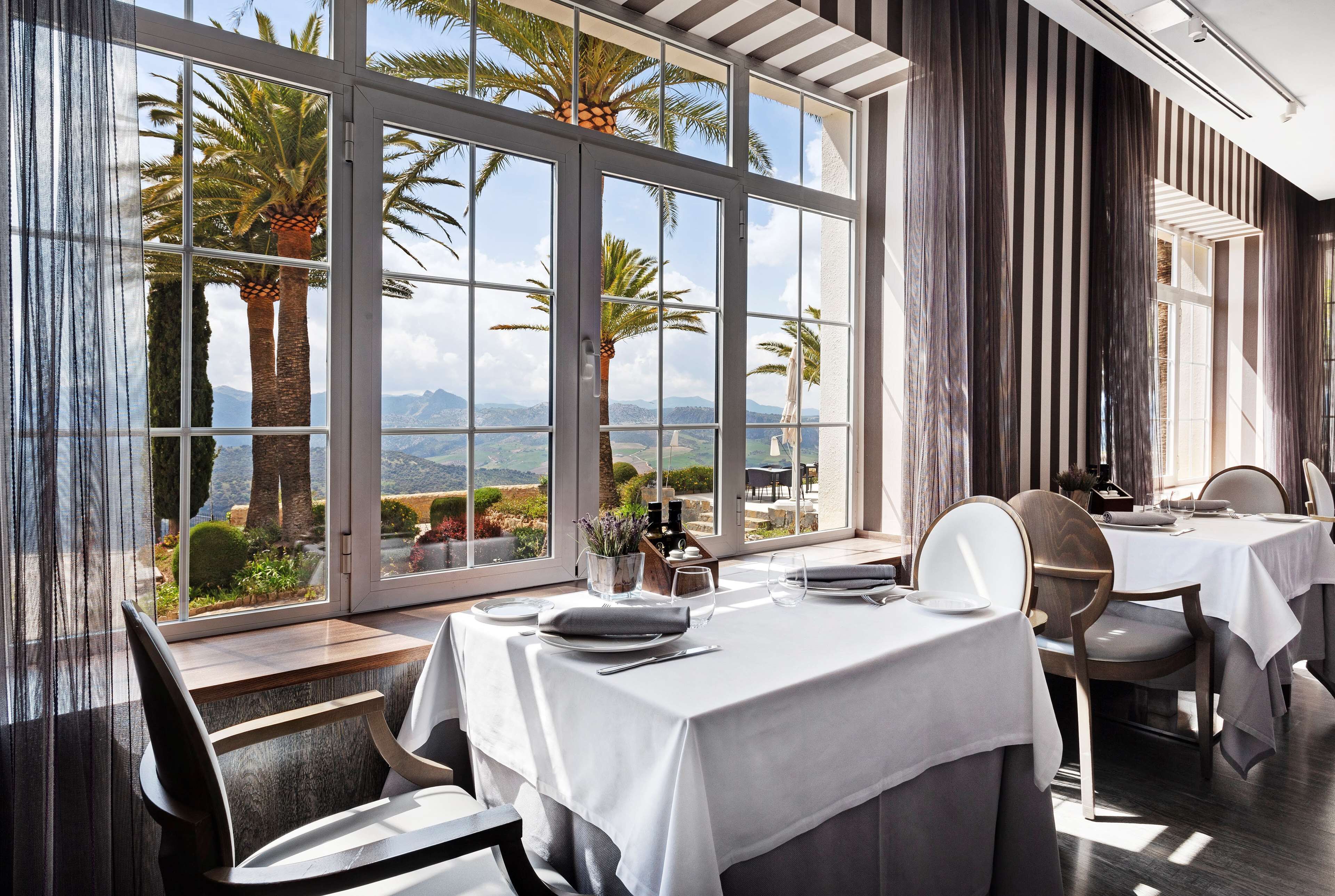 lunch and dinner served, international cuisine