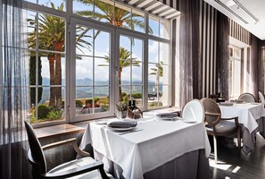 Lunsj og middag serveres, internasjonale retter