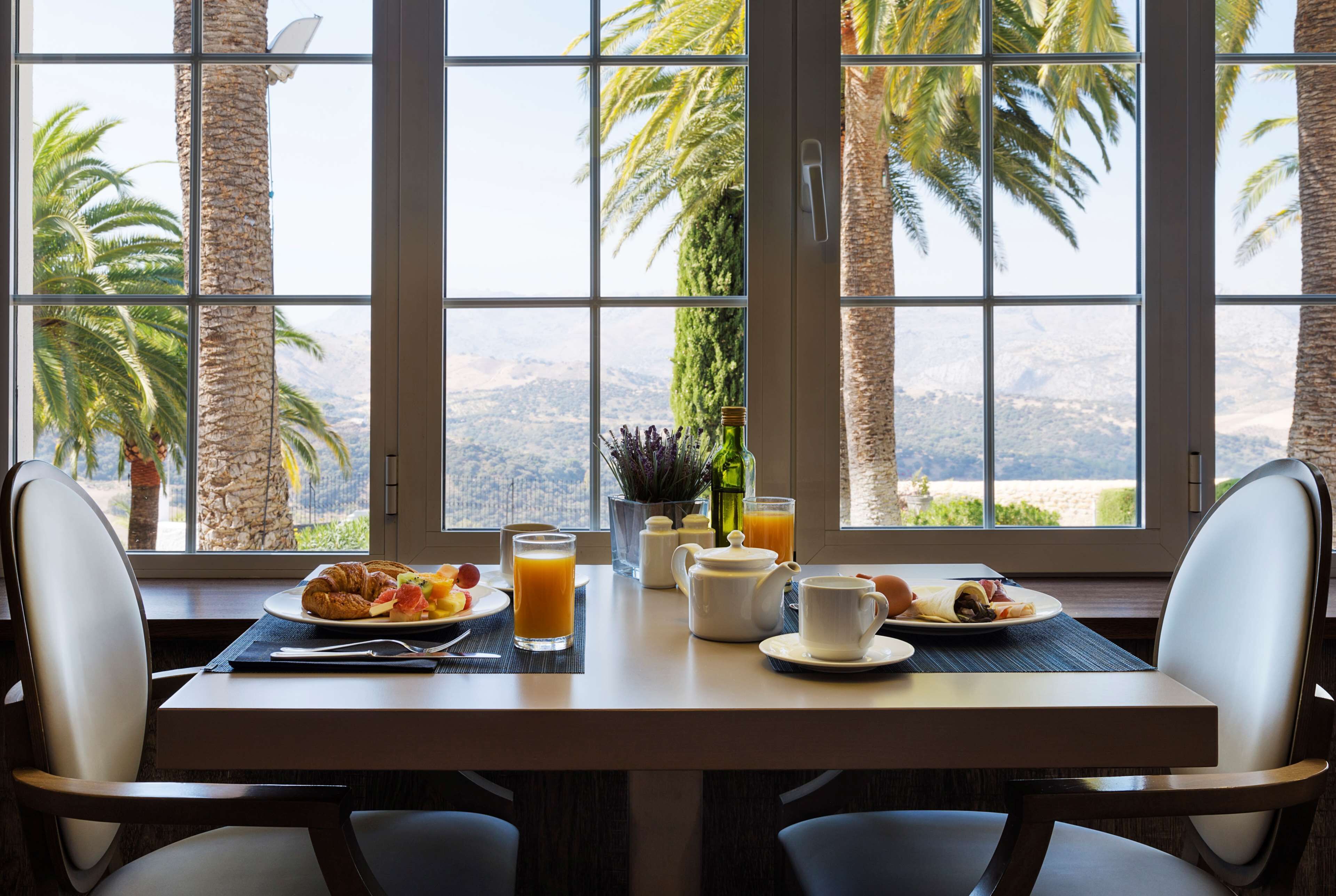 Lunch and dinner served, international cuisine