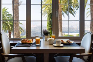 Se sirven almuerzos, cenas y cocina internacional 