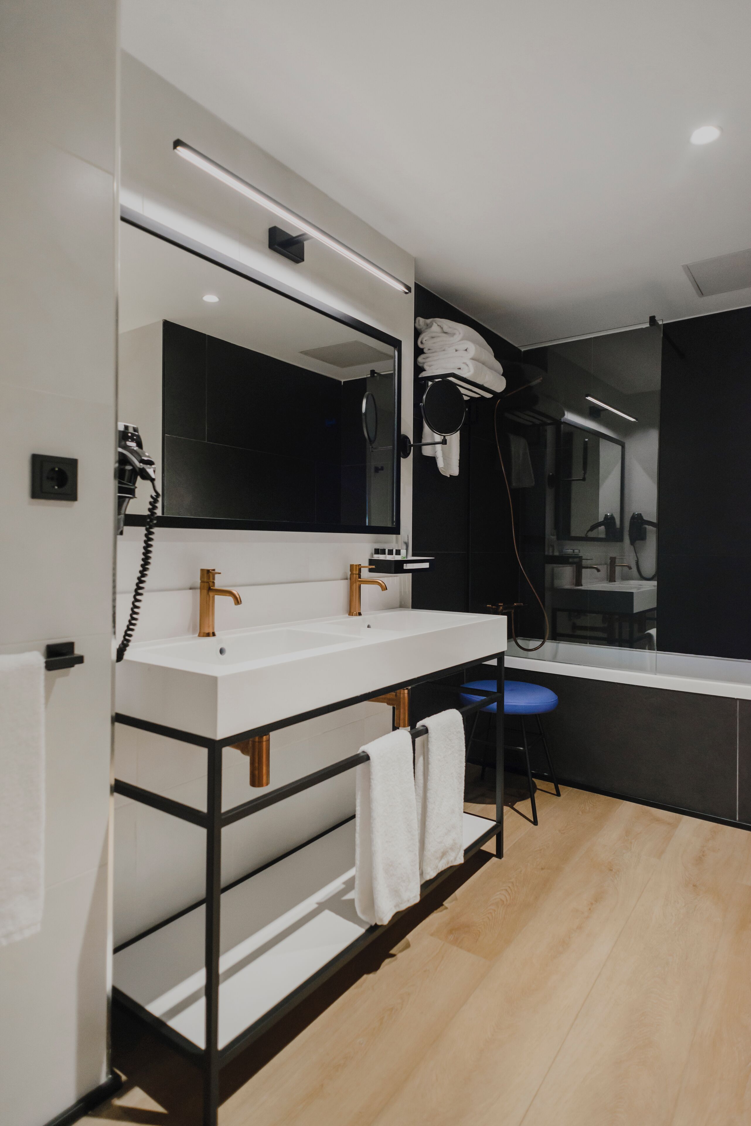 triple room | bathroom | free toiletries, hair dryer, bidet, towels